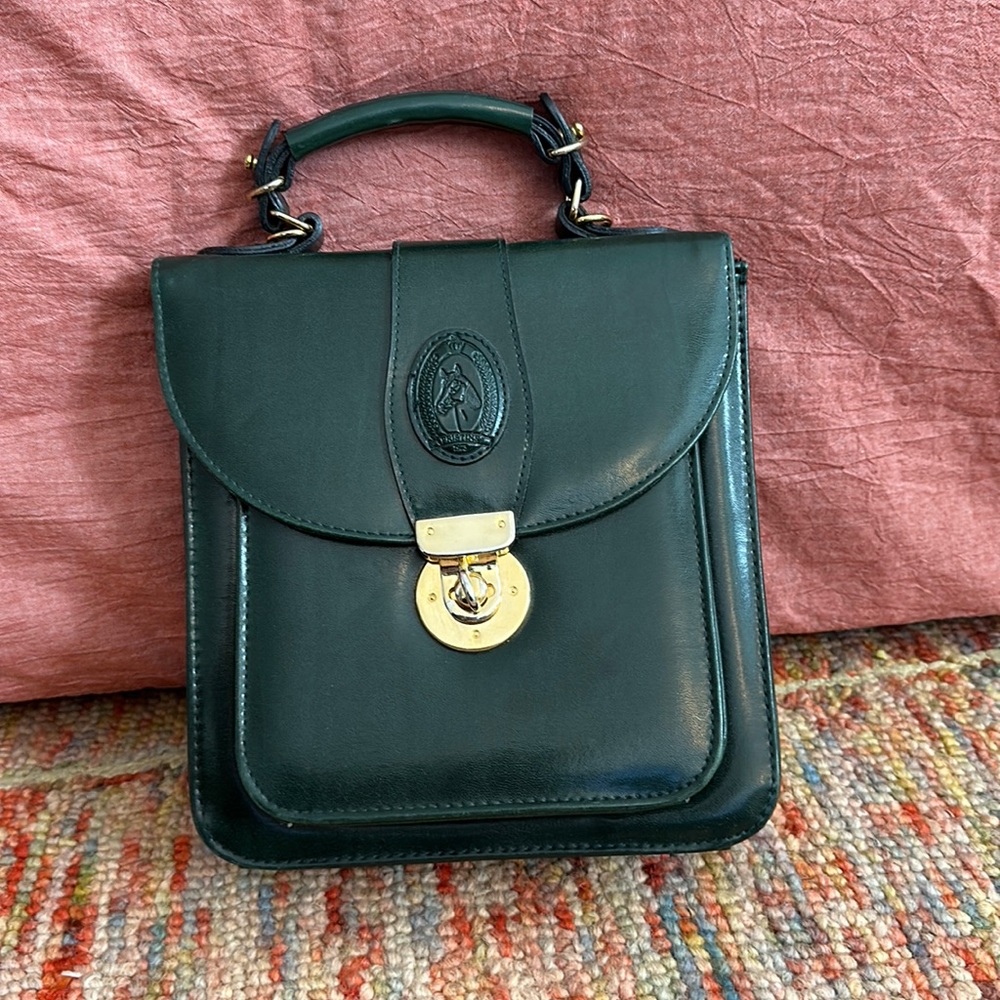 Adorable forest green vintage leather handbag w/ brass hardware - PRISTINE 1973